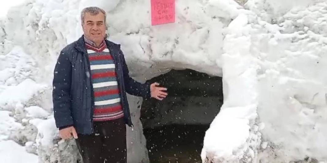 Yoğun kar yağışı onlara engel olmadı! Çay aşkı böyle bir şey: Kardan çay ocağı ilgi odağı oldu 1